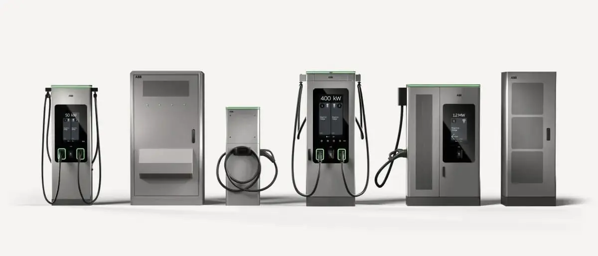 Zes ABB E-mobility-laadstations op een rij, van wallbox tot high-power laders met displays en kabels