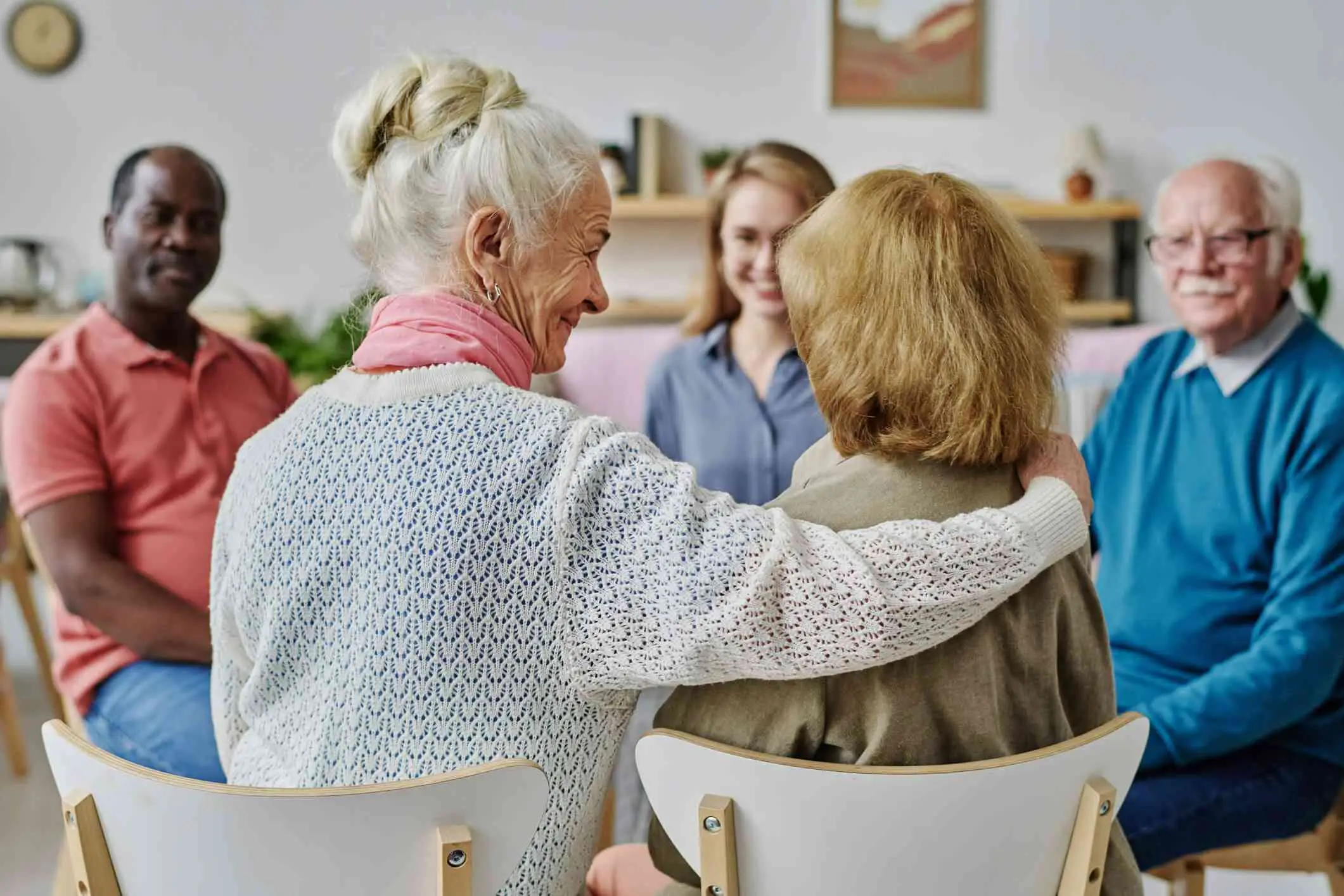 Cliënten en een zorgverlener in een groepsgesprek