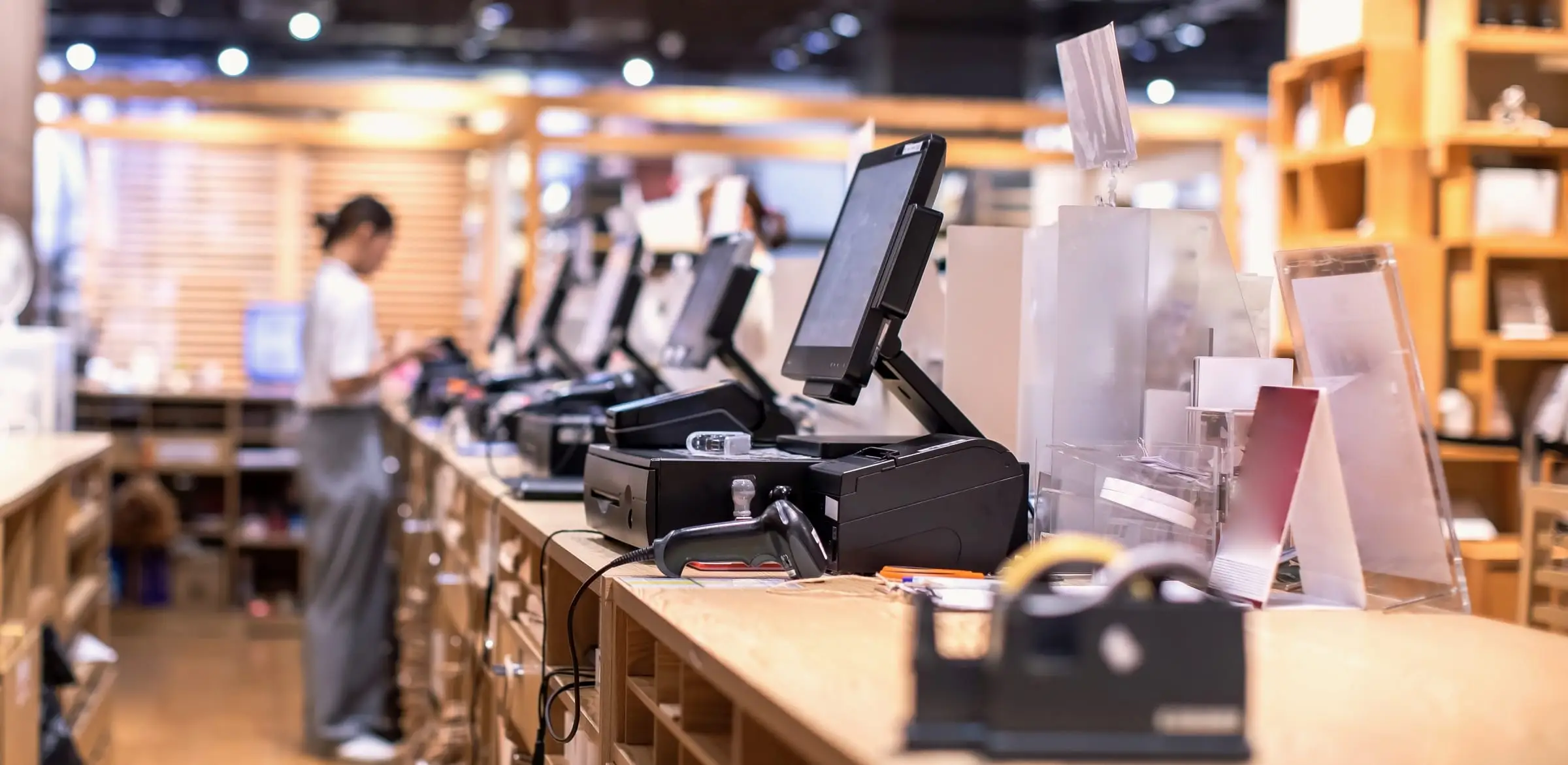 Rijen kassaterminals op de houten toonbank van een winkel